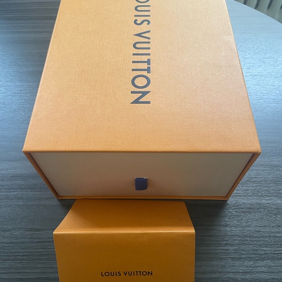 Men's authentic LOUIS VUITTON
Damier Cobalt Frontrow! - Picture 8 of 11